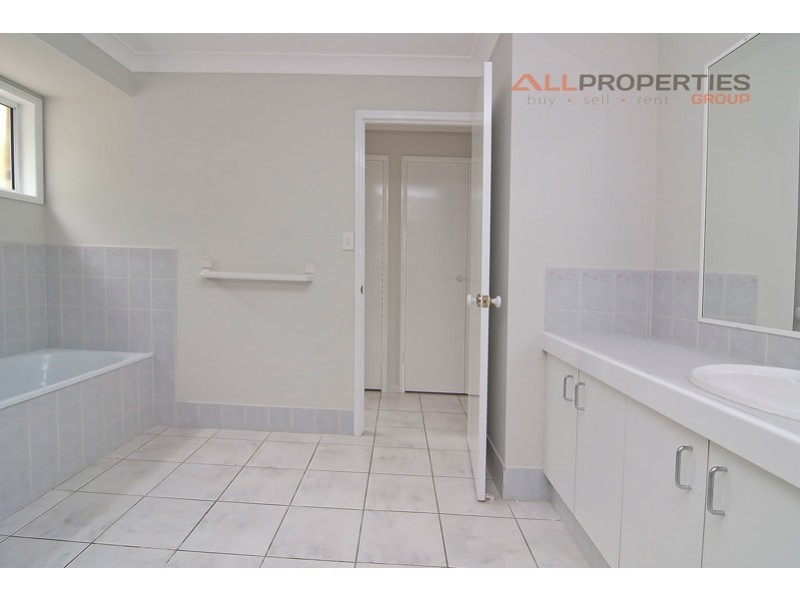 4 Bannockburn Cres, Parkinson QLD 4115