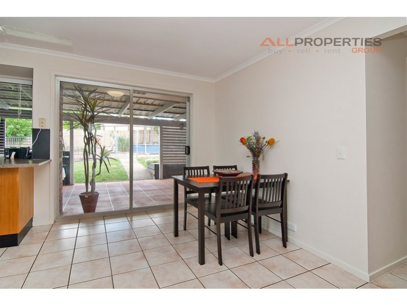 6 KINGFIELD CT, Regents Park QLD 4118