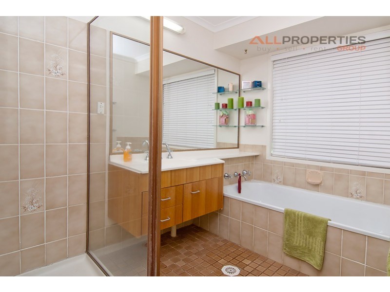 6 KINGFIELD CT, Regents Park QLD 4118