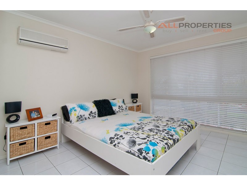 6 KINGFIELD CT, Regents Park QLD 4118