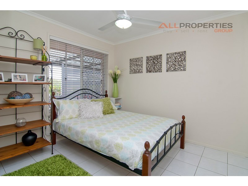6 KINGFIELD CT, Regents Park QLD 4118