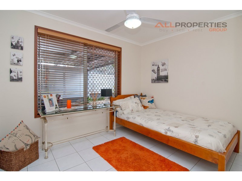 6 KINGFIELD CT, Regents Park QLD 4118