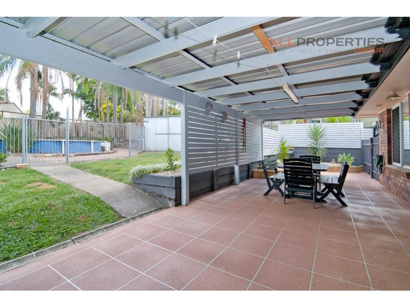 6 KINGFIELD CT, Regents Park QLD 4118