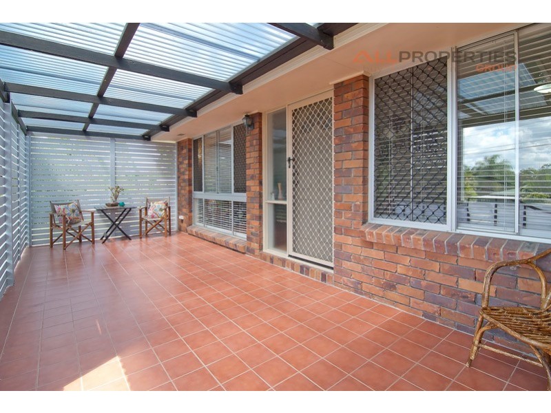 6 KINGFIELD CT, Regents Park QLD 4118