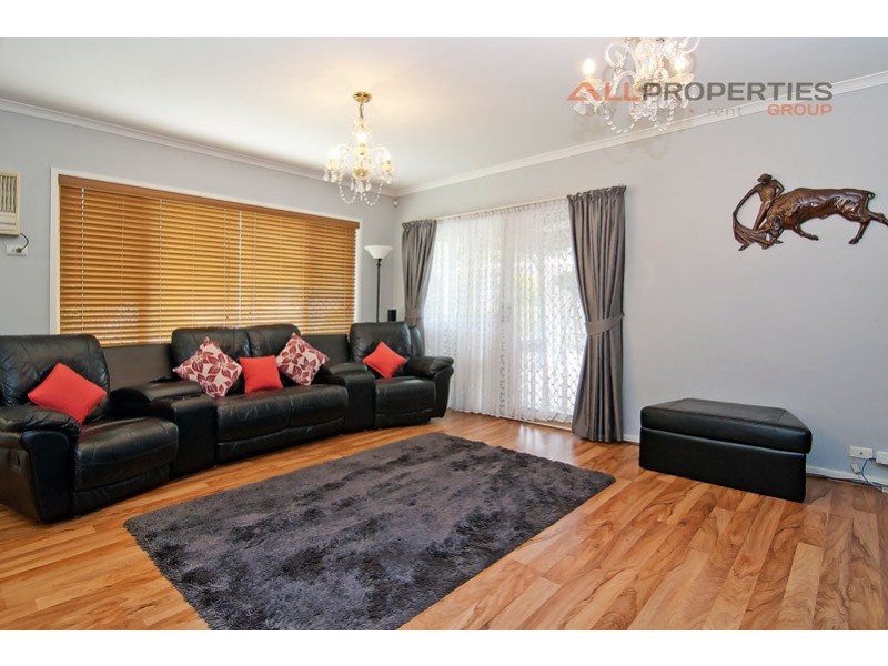 18 LUCIDA CT, Regents Park QLD 4118