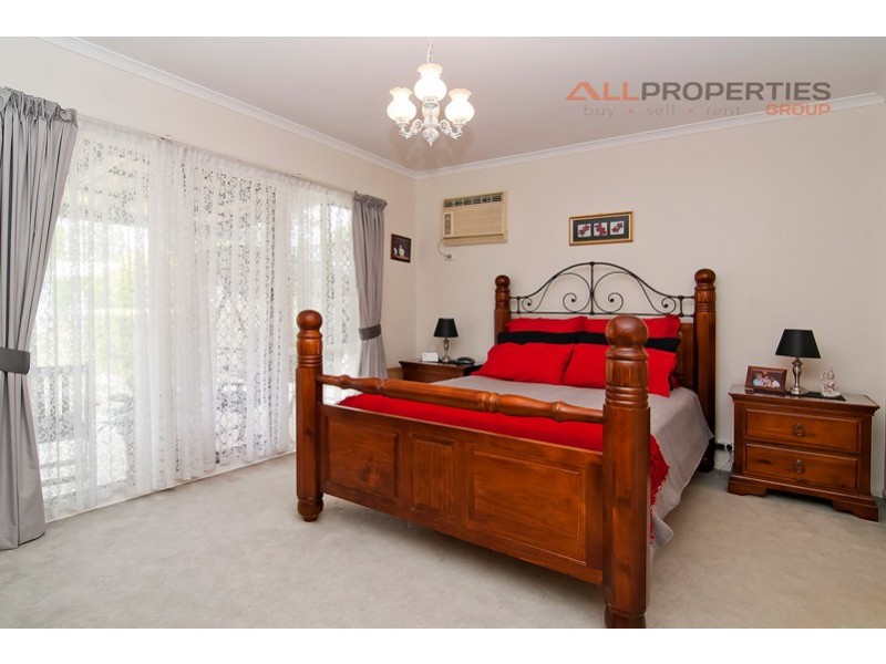 18 LUCIDA CT, Regents Park QLD 4118