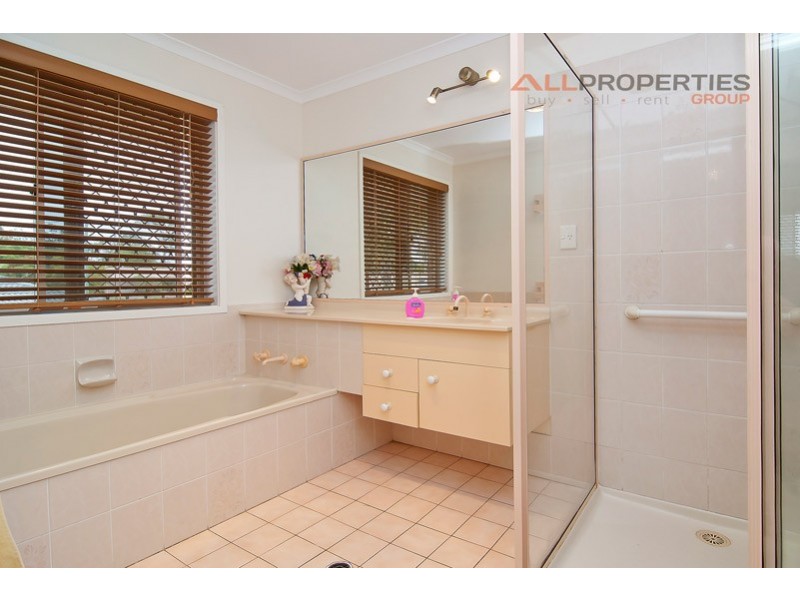 18 LUCIDA CT, Regents Park QLD 4118