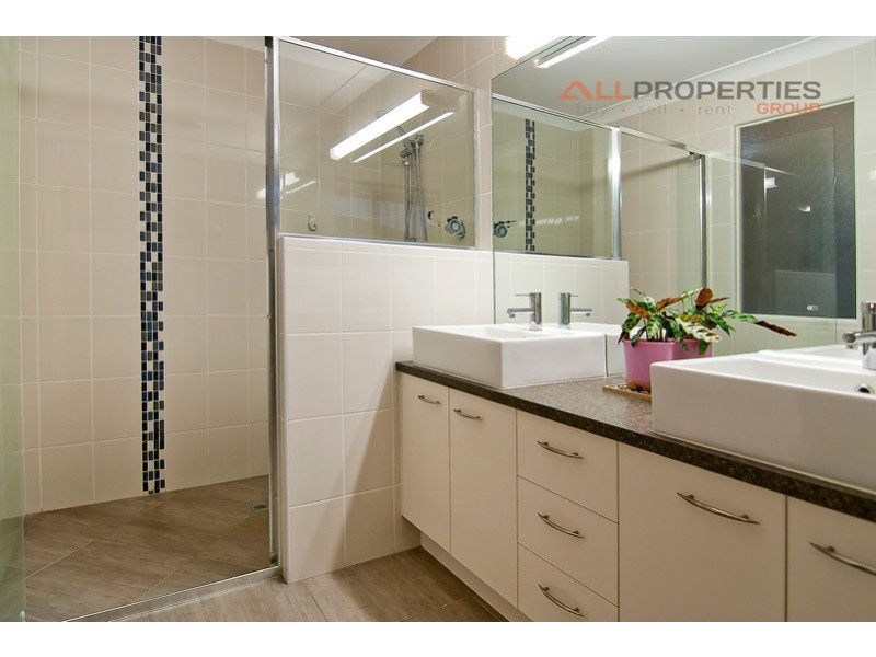 27 Sandalwood Street, Heathwood QLD 4110