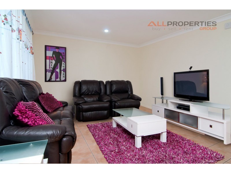 6 CINEAR CT, Regents Park QLD 4118