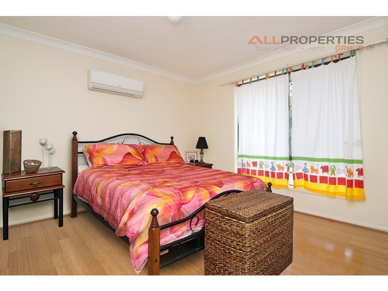 6 CINEAR CT, Regents Park QLD 4118