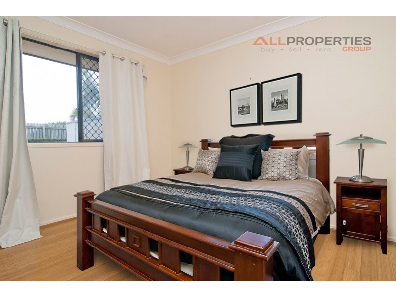 6 CINEAR CT, Regents Park QLD 4118