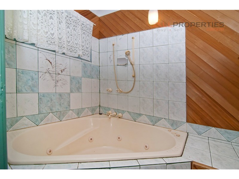 4 LETITIA STREET, Regents Park QLD 4118