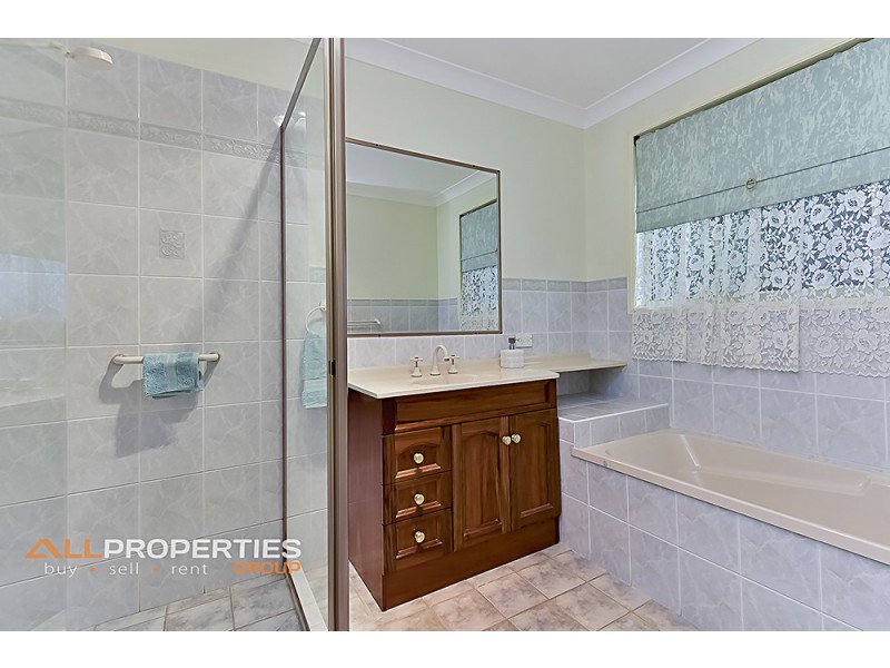 4 GLEDITSIA CLOSE, Regents Park QLD 4118