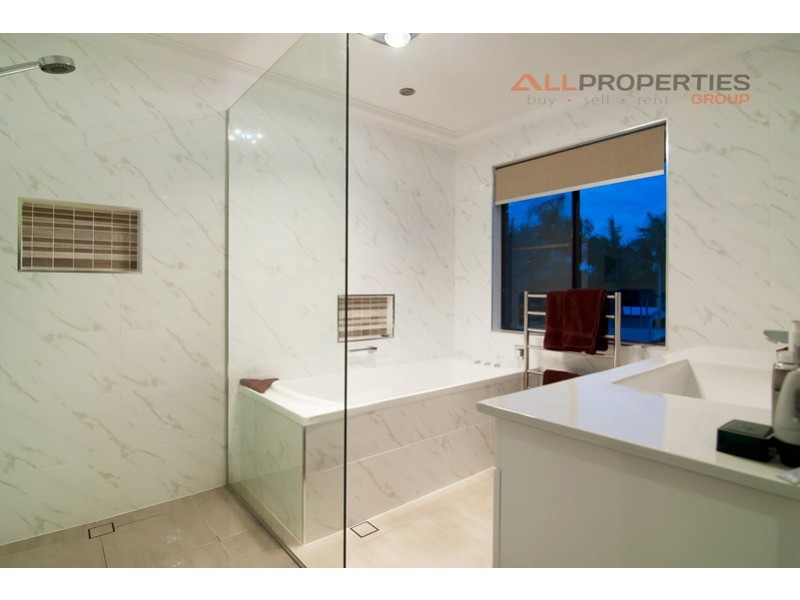 21 OWENS CRESCENT, Regents Park QLD 4118