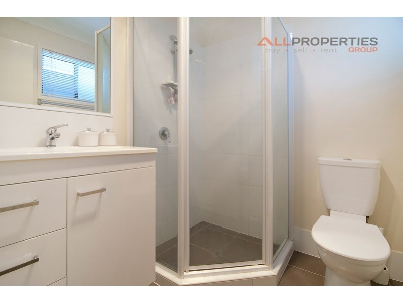 2/1 Emerald Drive, Regents Park QLD 4118