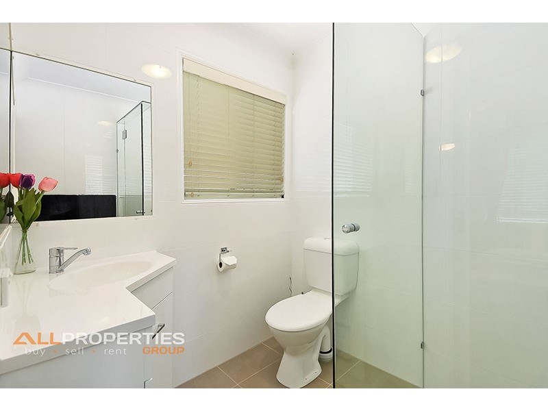 6 SOLANDRA CCT, Regents Park QLD 4118