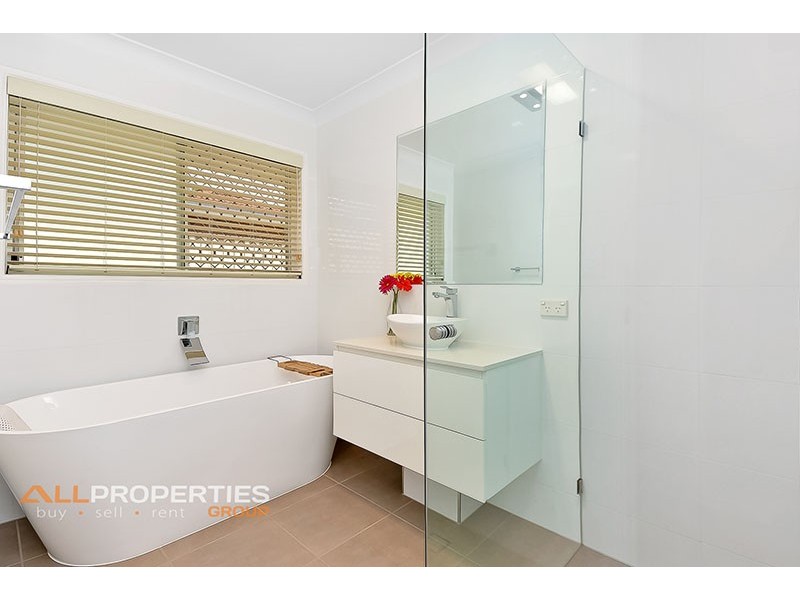6 SOLANDRA CCT, Regents Park QLD 4118