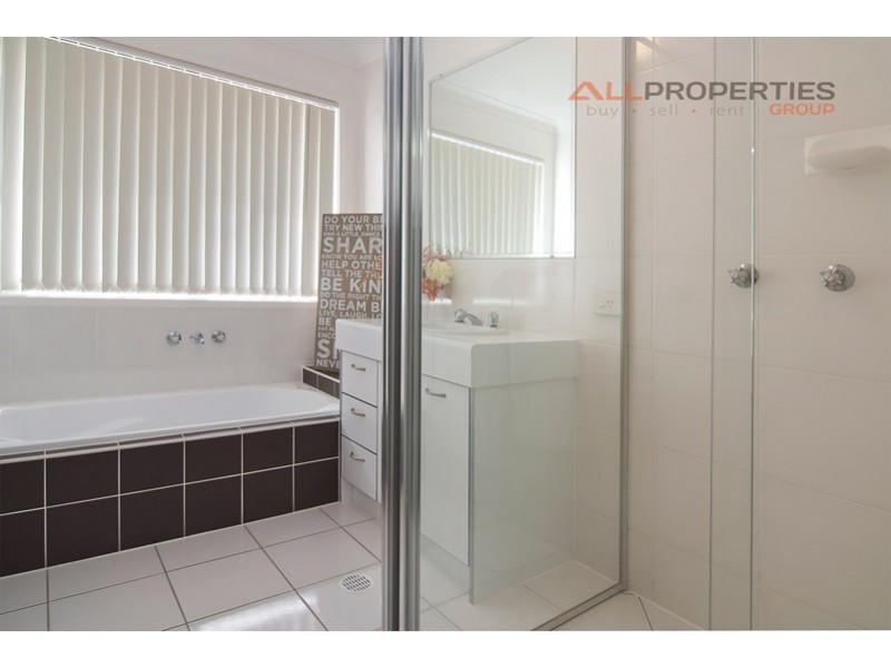 25 Coolum Court, Regents Park QLD 4118