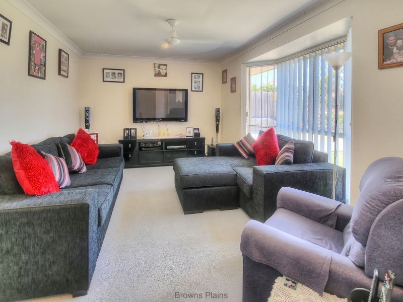 32 SOLANDRA CIRCUIT, Regents Park QLD 4118
