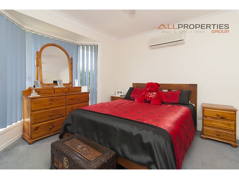 32 SOLANDRA CIRCUIT, Regents Park QLD 4118