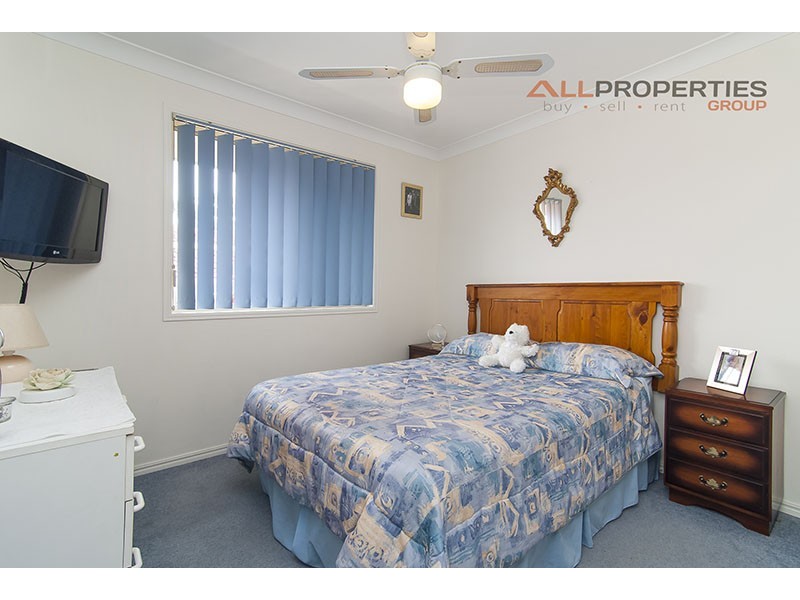 32 SOLANDRA CIRCUIT, Regents Park QLD 4118