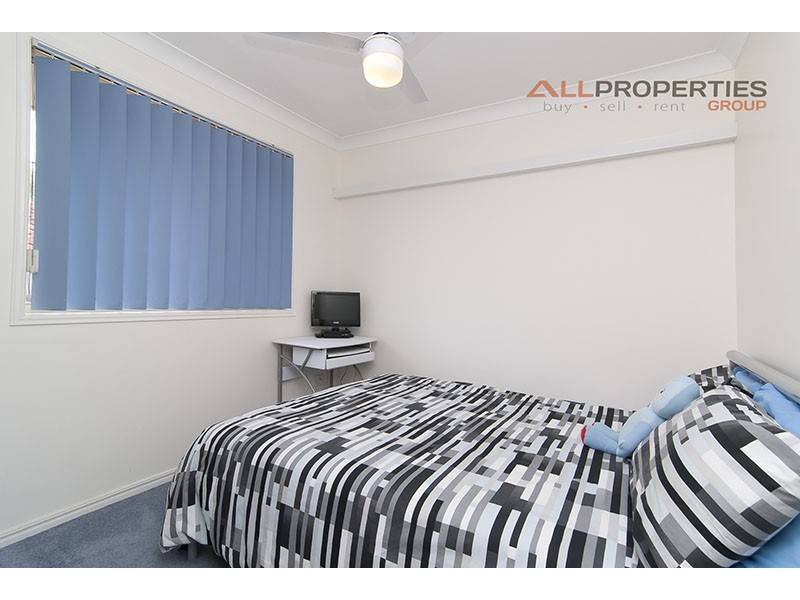 32 SOLANDRA CIRCUIT, Regents Park QLD 4118