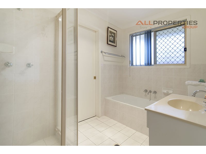 32 SOLANDRA CIRCUIT, Regents Park QLD 4118