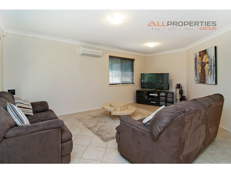 15 Seaton Street, Hillcrest QLD 4118