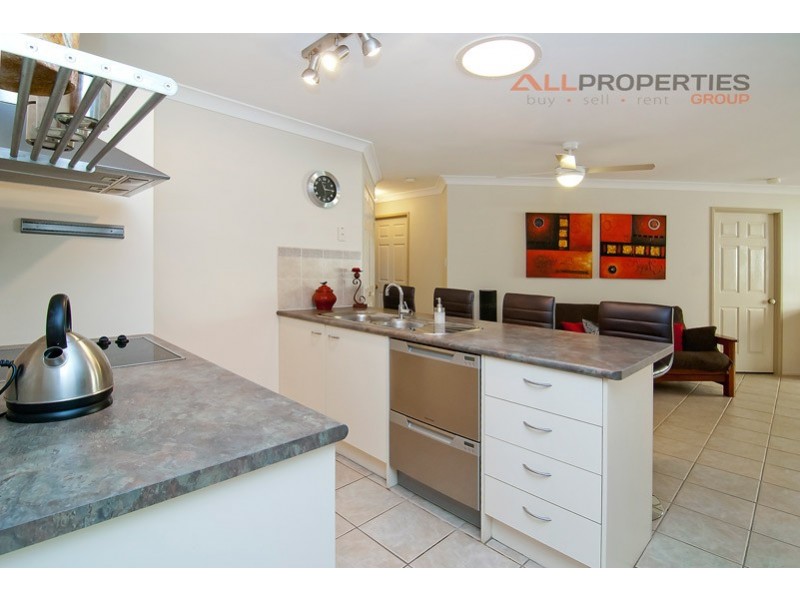 15 Seaton Street, Hillcrest QLD 4118