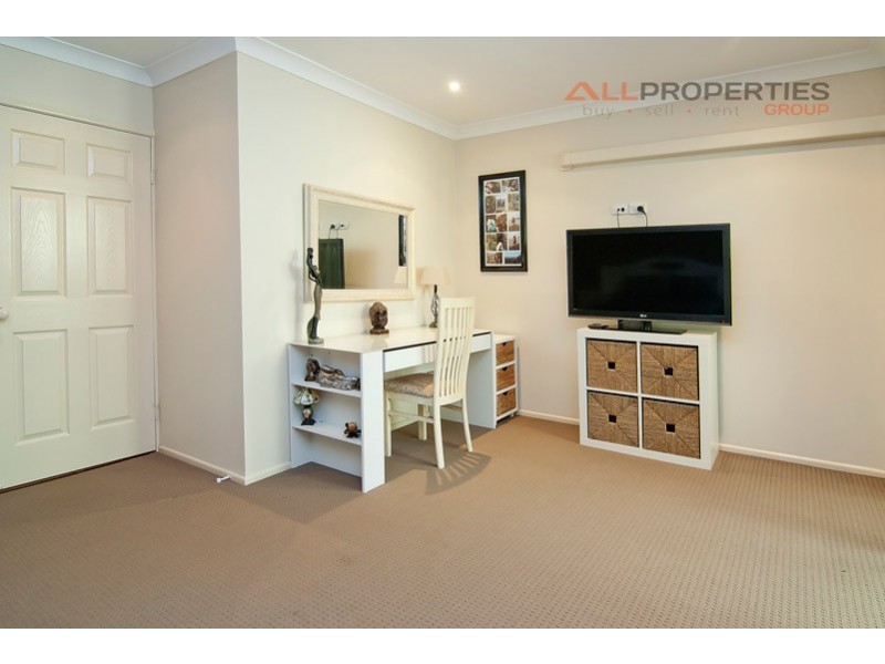 15 Seaton Street, Hillcrest QLD 4118