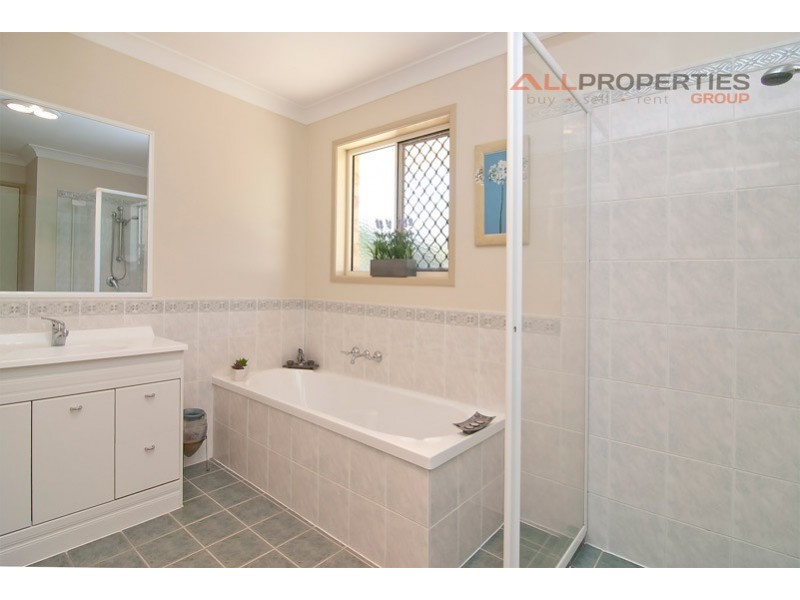 15 Seaton Street, Hillcrest QLD 4118