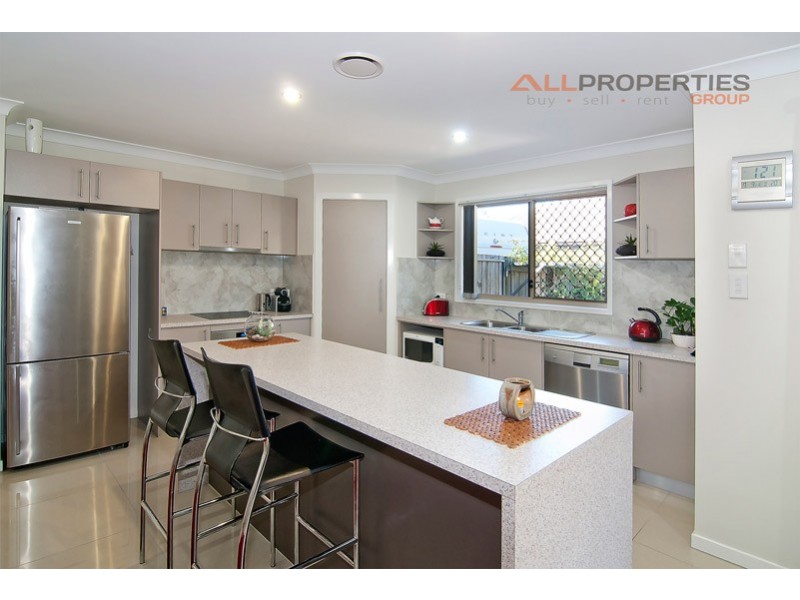 16 Dily Street, Hillcrest QLD 4118