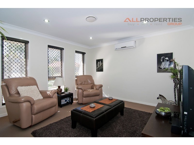 16 Dily Street, Hillcrest QLD 4118