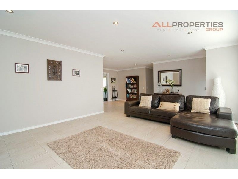 6 LICHEN COURT, Regents Park QLD 4118