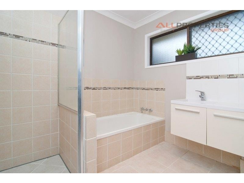 6 LICHEN COURT, Regents Park QLD 4118