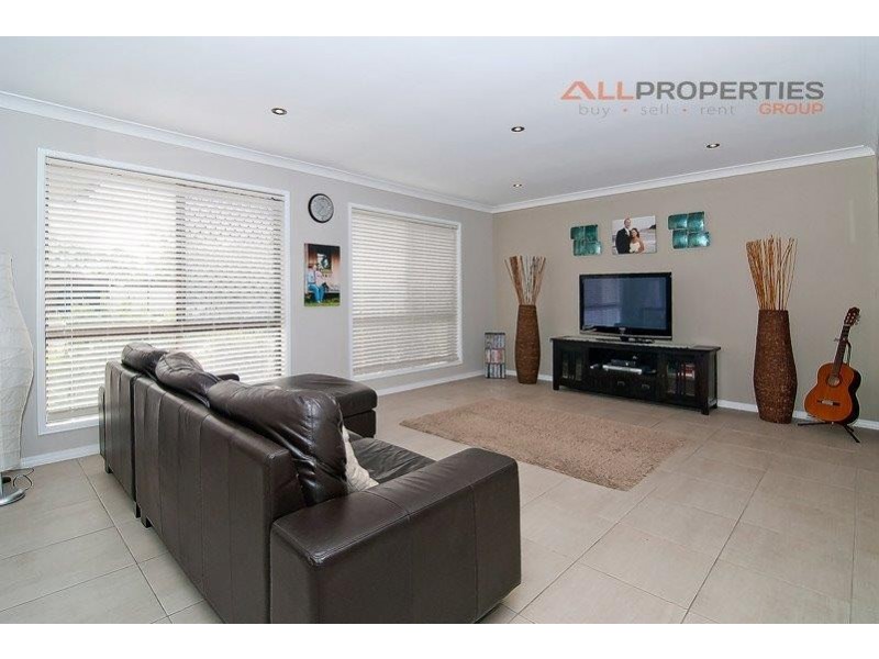 6 LICHEN COURT, Regents Park QLD 4118