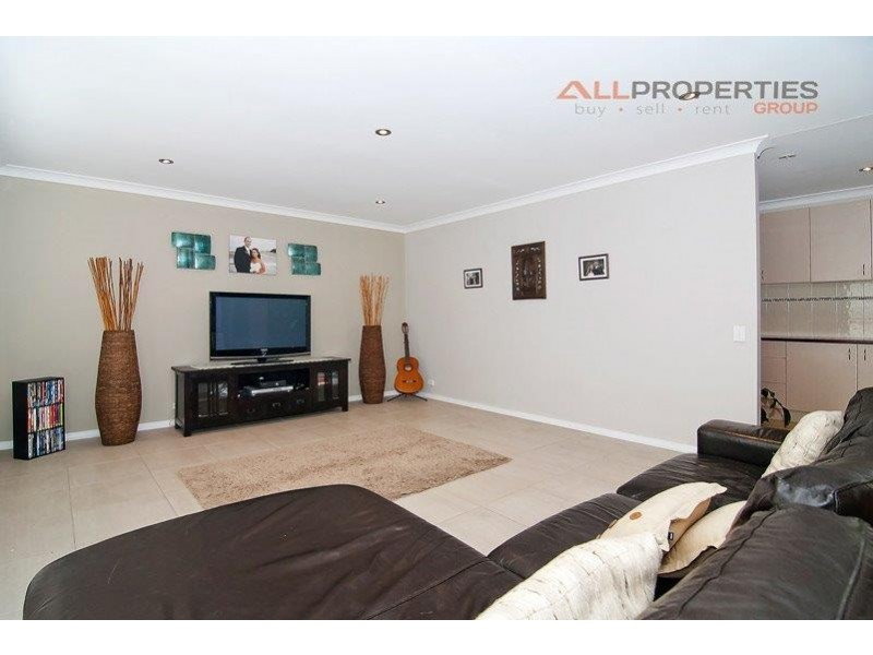 6 LICHEN COURT, Regents Park QLD 4118