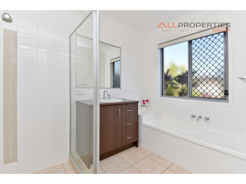UNIT 1 / 24 Barrine Place, Parkinson QLD 4115