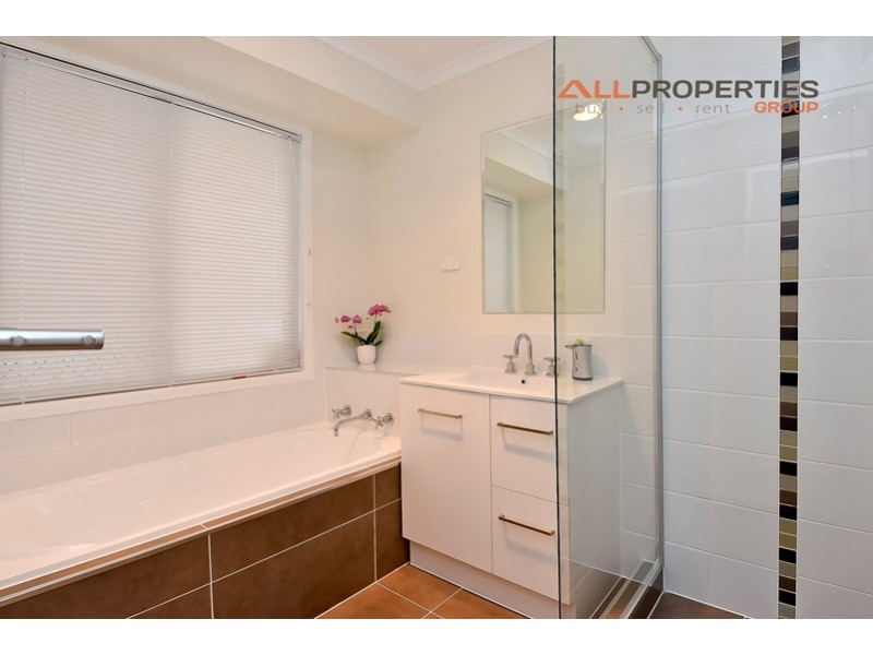 53 PARKROYAL CRESCENT, Regents Park QLD 4118