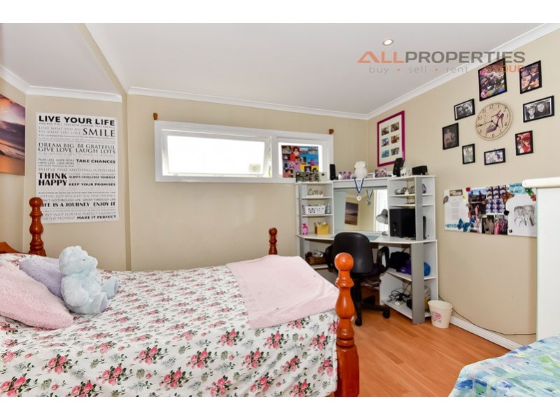 6 GREEN ROAD, Regents Park QLD 4118