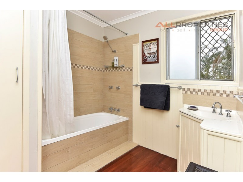 6 GREEN ROAD, Regents Park QLD 4118