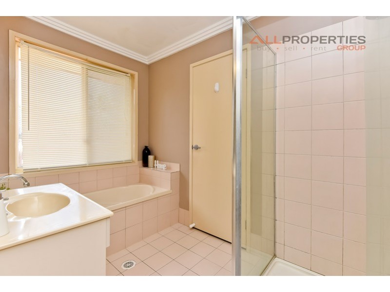 4 RED ASH COURT, Regents Park QLD 4118