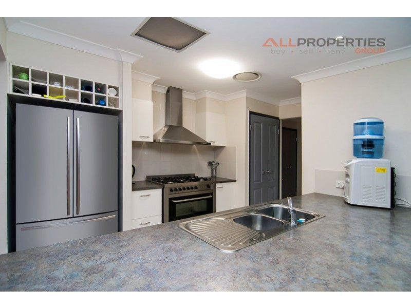 27 Sandalwood Street, Heathwood QLD 4110