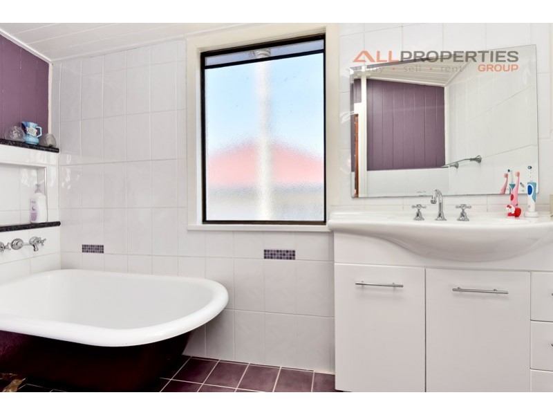 13 Stuart Street, Eastern Heights QLD 4305