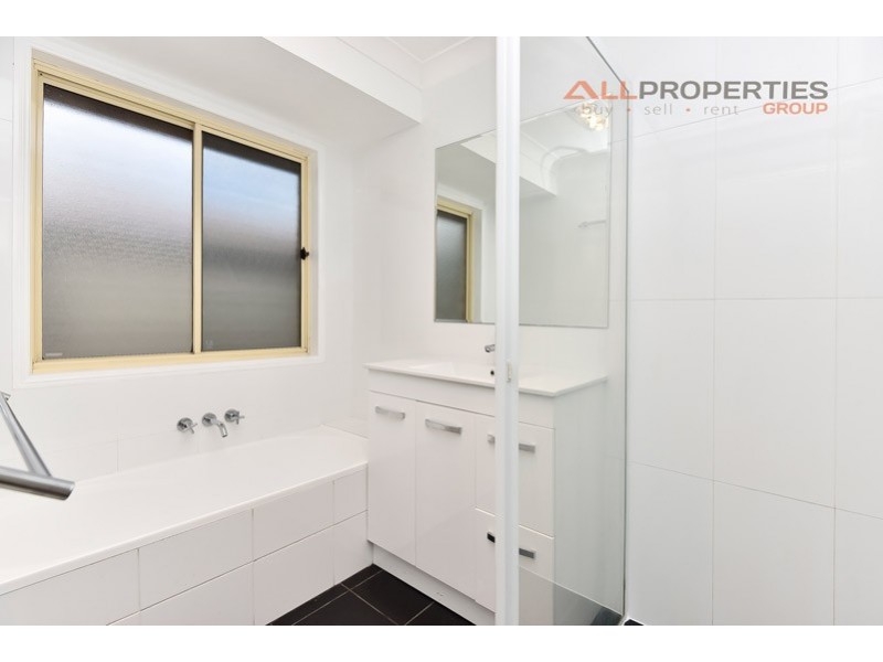 1 Learmonth Court, Hillcrest QLD 4118