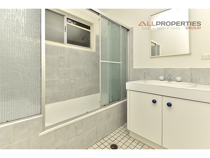 8 Whitcomb Street, Hillcrest QLD 4118