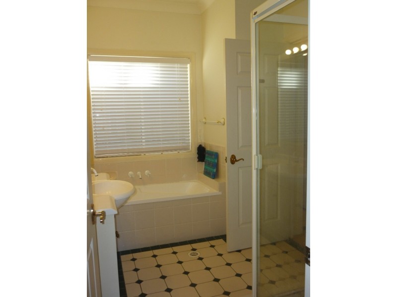 4 Windsor Place, Forest Lake QLD 4078