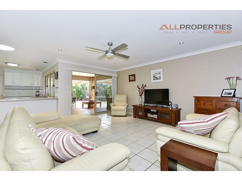 8 Bellfield Cres, Parkinson QLD 4115