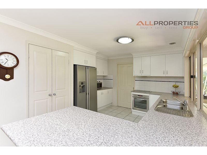 8 Bellfield Cres, Parkinson QLD 4115