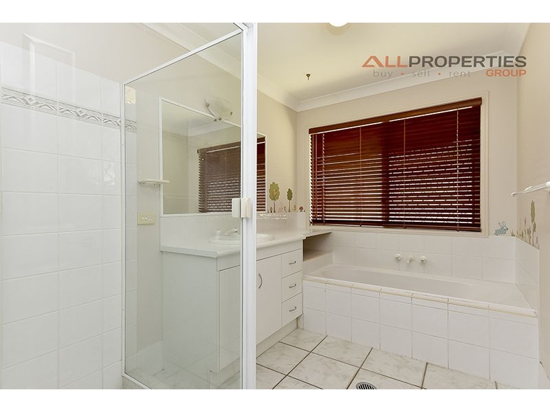 8 Bellfield Cres, Parkinson QLD 4115